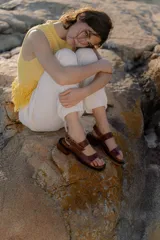 Sandalias de cuero marrón con diseño de punta abierta, tiras ajustables con hebilla metálica y suela de bloque bajo.
