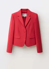 Chaqueta tipo blazer de corte recto y diseño estructurado, color rojo intenso. Presenta cuello con solapas de muesca, cierre frontal de dos botones, mangas largas con puños abotonados y dos bolsillos laterales con solapa.