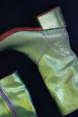 Botas de caña media de cuero marrón oscuro, con taco cuadrado forrado con estampado de serpiente y cierre lateral.
