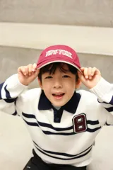 Gorra de béisbol azul marino con visera curva y detalle de borde en color crema. Presenta un bordado frontal con la palabra 'LONDON' en tipografía estilo varsity y texto adicional debajo.