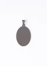 Dije de acero quirúrgico con forma ovalada y superficie lisa, diseñado para grabado personalizado.