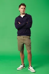 Buzo azul marino de friza con cuello polo y cierre parcial con cremallera.