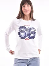 Remera negra de manga larga con escote en V y estampa frontal blanca con diseño de soles y la frase 'Woke Up'.