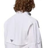 Camisa de manga larga Columbia modelo Bahama II L/S Shirt, color blanco, diseñada para pesca y actividades al aire libre. Confeccionada en nailon liviano, cuenta con tecnología Omni-Shade UPF 50 para protección solar, bolsillos frontales en el pecho, ventilación trasera y sistema para convertirla en manga corta.