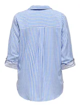 Camisa de viscosa sostenible de manga larga con opción de enrollado, escote en V con cuello camisero, cierre frontal de botones y un bolsillo aplicado en el pecho.