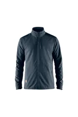 Campera azul de corte recto, con cuello alto y cierre frontal. Tiene un bolsillo vertical en el pecho y logo de la marca en el brazo izquierdo.