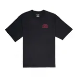 Remera de algodón color negro, de corte holgado, con cuello redondo y estampa pequeña en color rojo en el pecho.