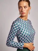 T-shirt de manga larga con estampado geométrico en tonos rosados y blancos, cuello redondo y corte regular fit.