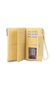 Billetera larga color beige, con textura granulada, solapa frontal con cierre magnético y logo de la marca grabado. Incluye correa de mano extraíble y compartimento principal con cierre.