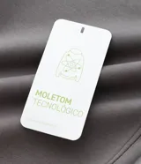 Pantalón deportivo de corte recto con ajuste levemente afunilado, confeccionado en tejido técnico con cintura elástica ancha. Presenta bolsillos laterales y bolsillo trasero embutido con acabado limpio.