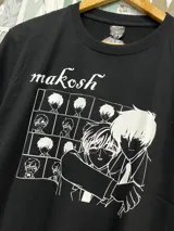 Remera negra de algodón con estampado de estilo anime con los personajes Touya y Yukito de Sakura Card Captor. Incluye el texto 'makosh' en la parte superior.