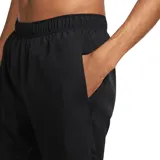 Short Nike Dri-FIT Challenger 7 de color negro, con cintura elástica y el logo de la marca estampado en el lateral.