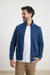 Cardigan de tejido de punto color verde militar, con cierre frontal de metal y cuello redondo. Presenta detalle de tejido plano en la cartera del cierre y en los bolsillos laterales.