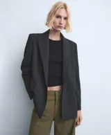Pantalón tipo jeans de corte recto y tiro medio, color verde militar, con cierre frontal de botón y cremallera, y bolsillos clásicos.
