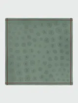 Pañuelo estilo chal cuadrado color verde menta con patrón jacquard, diseño de medallas y bordes con líneas rojizas y flecos.