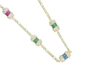 Gargantilla dorada con cadena de eslabones y dijes cilíndricos con circonitas multicolor.