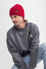 Gorro de lana tejido color lila con etiqueta negra con logo en el frente.