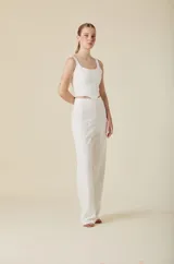 Pantalon de tiro alto y corte recto, confeccionado en encaje con detalles de crepé sastrero en la cintura. Presenta un diseño sofisticado con cierre invisible en la espalda.