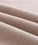 Suéter negro de tejido de punto maquinetado con cuello redondo y manga larga.