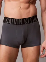 Pack de tres bóxers ajustados Calvin Klein de talle medio, confeccionados en mezcla de algodón y elastano. Incluye una unidad gris melange, una blanca y una azul, todas con cinturilla elástica negra distintiva de la marca.