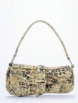 Bolso de mano con estampado animal print y correa corta.