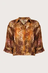 Camisa corta de viscosa con estampado animal print de serpiente en tonos marrones y rojizos, cuello clásico, cierre frontal con botones y mangas tres cuartos con puños vueltos.