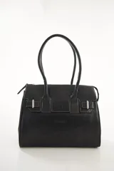 Cartera de mano estructurada de cuero vacuno rojo, con doble asa superior y detalles de charol en la parte superior. Cuenta con cierres metálicos y apliques decorativos laterales con hebillas.