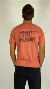 Remera de algodón color ladrillo, con cuello redondo, mangas cortas y estampa frontal con texto en color negro.