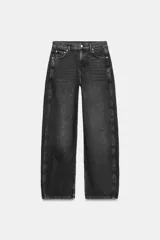 Jeans de tiro medio de la colección ZW de Zara, con diseño curved straight y efecto lavado gris oscuro. Cuenta con cinco bolsillos, trabillas para cinturón y cierre frontal con cremallera y botón metálico.
