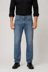 Pantalon de jean azul con corte recto y calce medio, de diseño clásico con cinco bolsillos y cierre frontal con botón y cremallera.