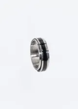 Anillo de acero quirúrgico hipoalergénico con línea negra central giratoria.