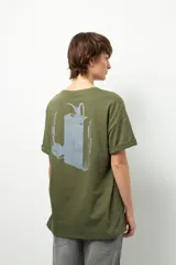 Remera unisex de manga corta, color marrón topo, con cuello redondo y texto pequeño en el pecho izquierdo que dice "SUPPORT LOCAL ARTISTS".