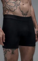 Boxer largo negro de algodón con lycra y elástico con logo grabado en la cintura.