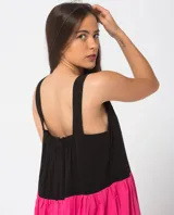 Vestido largo de fibrana con breteles finos, corte amplio y diseño color block en negro, fucsia y amarillo.