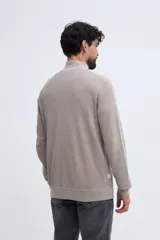 Buzo de felpa diferenciada azul marino con cuello alto y medio cierre frontal, de manga larga y puños elásticos.