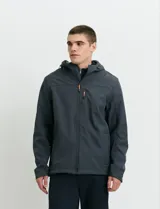 Campera softshell color verde militar, con capucha ajustable, cierre frontal completo y bolsillo vertical en el pecho con detalles en naranja.