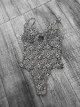 Malla enteriza con estampado de cebra, escote en V y breteles finos.