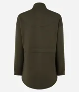 Campera deportiva color verde militar, confeccionada en modal. Tiene cuello alto, cierre por cremallera y lazo para ajustar en la cintura.
