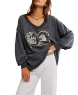 Buzo gris oscuro de algodón y poliéster, con escote en V profundo, hombros caídos y un estampado frontal de un corazón con un pájaro y flores.