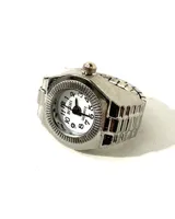 Anillo plateado con reloj funcional a pila.
