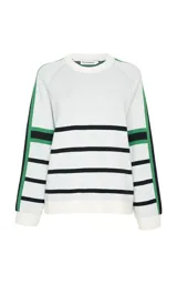 Sweater de punto con corte holgado y cuello redondo. Presenta un diseño de rayas horizontales en el cuerpo y rayas verticales en contraste a lo largo de las mangas raglán. Incluye terminaciones acanaladas en cuello, puños y ruedo.