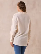 Camisa verde militar de algodón, marca Robert Louis. Tiene cuello con solapa, abertura central con botones, bolsillo aplicado en el frente y mangas largas regulables con presilla y botón.