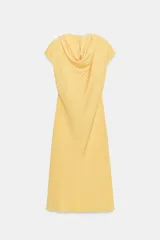 Vestido midi de corte evasé confeccionado en mezcla de modal, con cuello fluido tipo drapeado, manga sisa caída y abertura en la espalda.