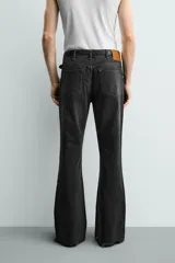 Jeans flare fit de tiro medio, confeccionados en denim de algodón color azul con efecto deslavado. Diseño ajustado en la parte superior y abierto en campana desde la rodilla, con cinco bolsillos y cierre frontal con cremallera y botón.