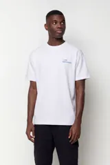 Remera blanca de algodón pesado con corte relajado, manga corta y cuello redondo. Cuenta con un pequeño estampado frontal con la frase "I love bad decisions" en color azul.