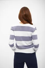 Buzo de tejido de punto con cuello redondo, manga larga y diseño a rayas horizontales anchas en blanco y lila/malva. El calce es regular.