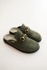 Mocasines color marrón de cuero gamuzado con detalle de hebilla dorada.