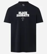 Remera negra de algodón con estampa frontal del logo de la banda de heavy metal Black Sabbath en color blanco.