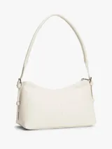 Cartera de hombro Tommy Jeans de color blanco con acabado granulado, cierre de cremallera y logo metálico plateado en el frente.