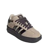 Championes Adidas Samba Xlg de gamuza color beige, con las icónicas tres tiras negras con textura de cocodrilo, suela de caucho texturizada y lengüeta acolchada.